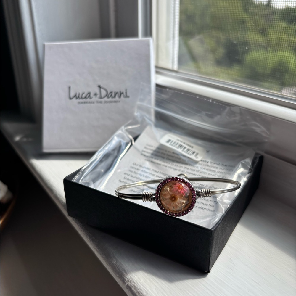 Luca + Danni Pink Wildflower
Bangle Bracelet
Regular / Silver Tone BNWT - Picture 3 of 4